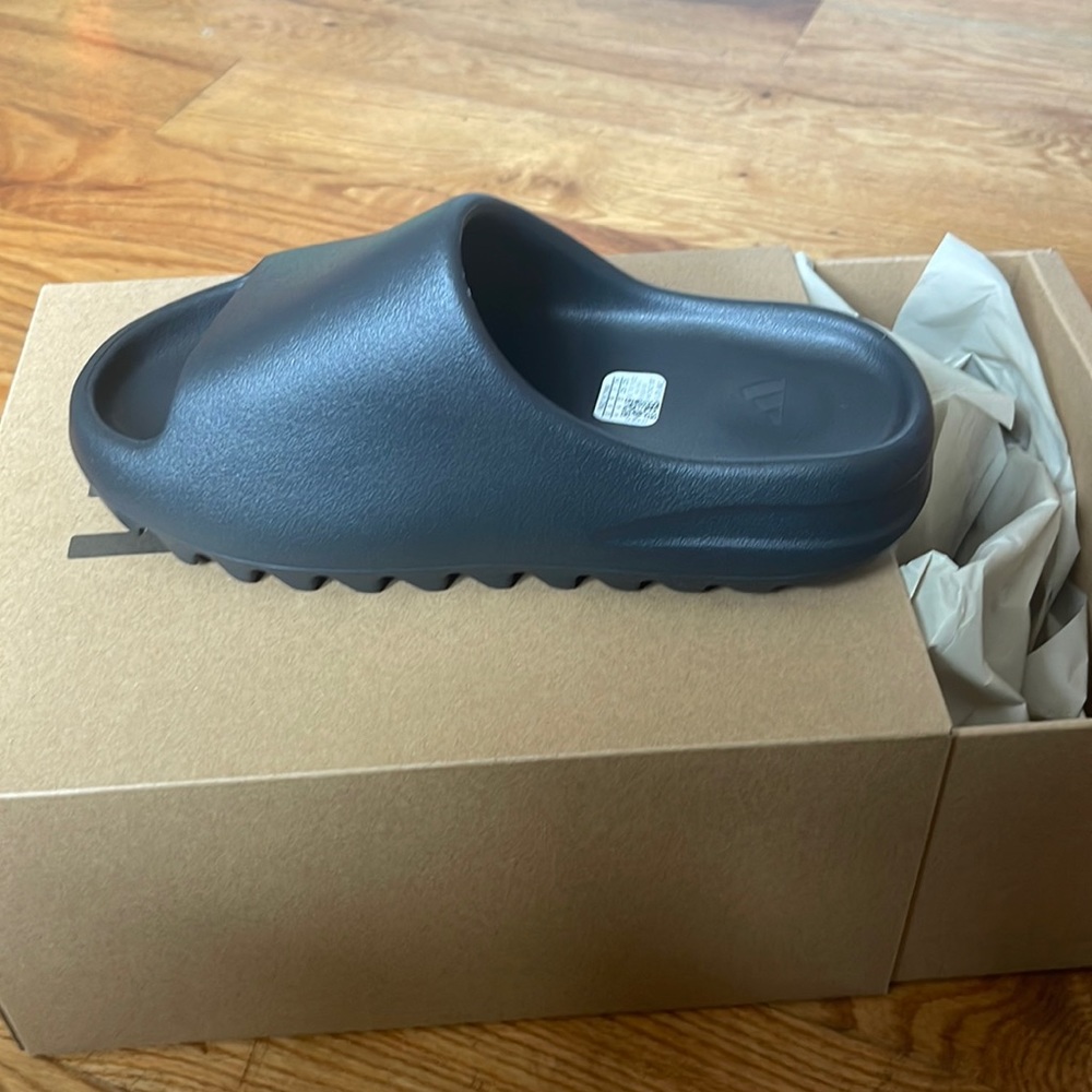 BRAND NEW NEVER WORN size 4 Onyx color Yeezy slide